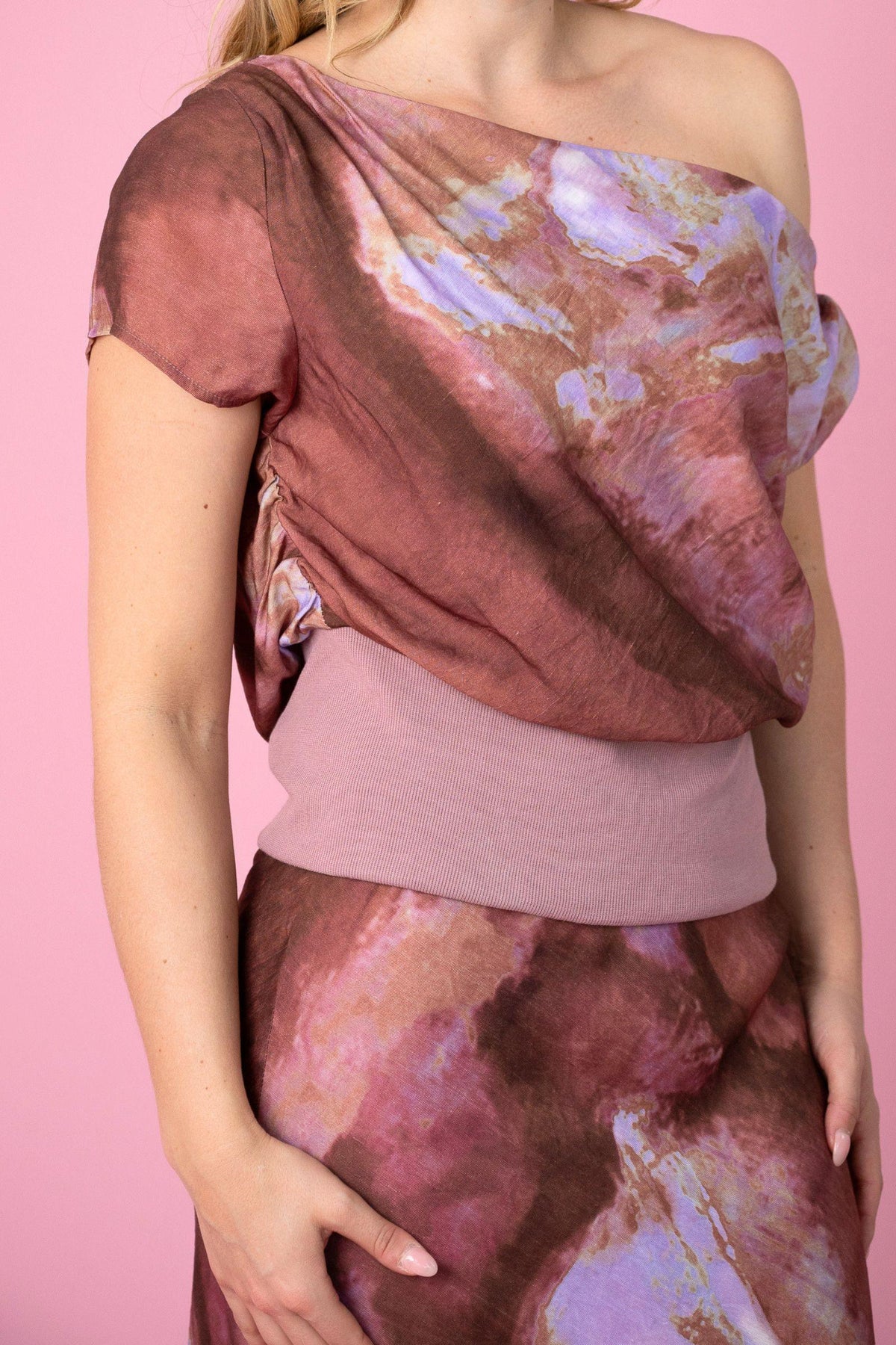 Fria The Label Dune Print Top in Rose close-up of the abstract print, bare shoulder and wide ribbed hem