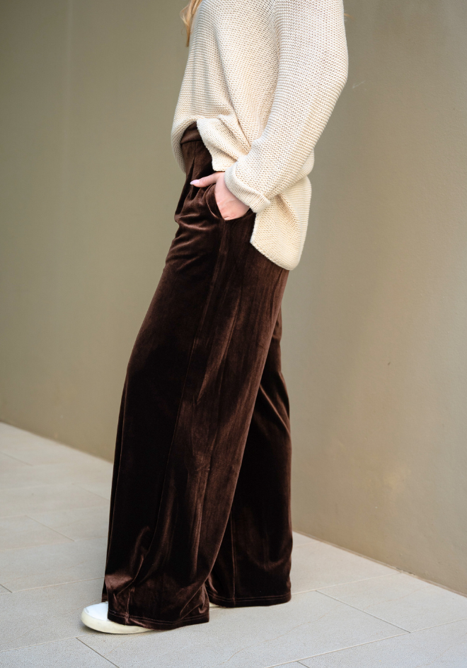 Fria The Label Carmen Velvet Pants Chocolate — side view of chocolate velvet pants 