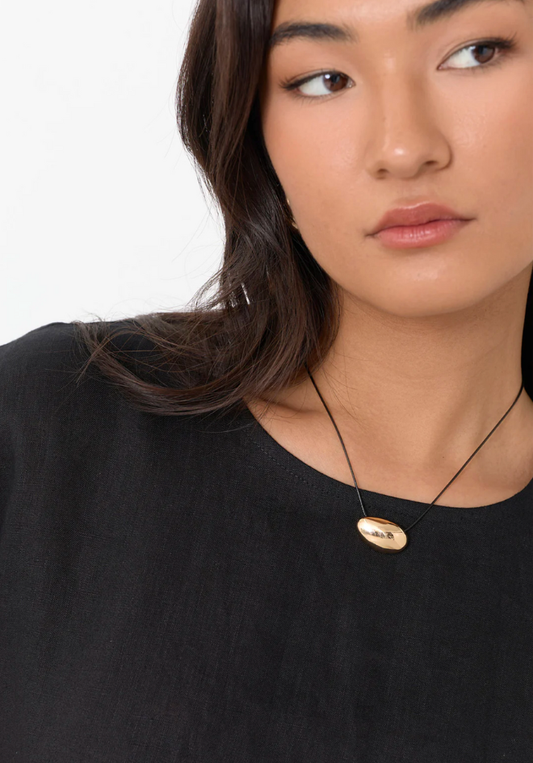 Oval Pendant Short Leather Necklace - Black/Gold